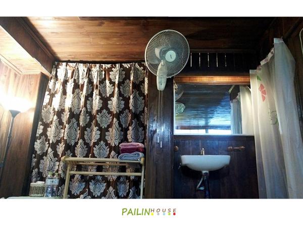 Pailin Guest House : photo 3 de la chambre chambre triple avec salle de bains privative