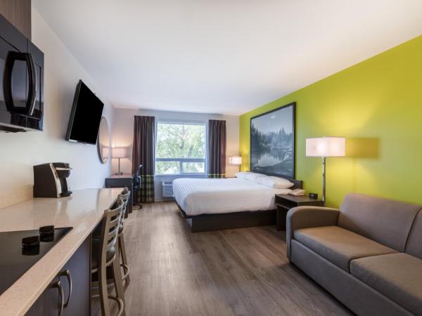 Super 8 by Wyndham Winnipeg East MB : photo 3 de la chambre chambre lit king-size avec coin cuisine - non-fumeurs