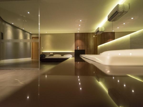 Motel UP (Adult Only) : photo 2 de la chambre suite avec baignoire spa