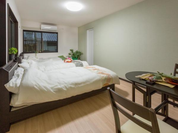 Marikoji Inn Kyoto : photo 2 de la chambre chambre triple avec salle de bains