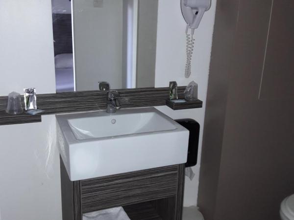 Hôtel Le Cosy Blois Villebarou : photo 2 de la chambre chambre triple standard sans ascenseur - 1er Étage - 17 m2