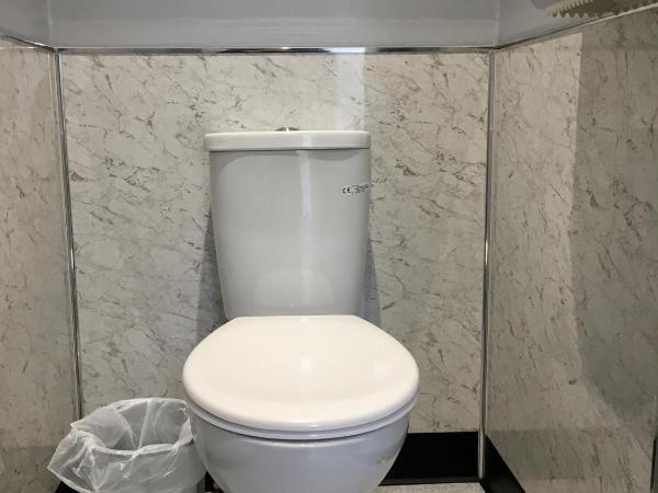 Lagan Backpackers : photo 2 de la chambre chambre double avec salle de bains commune