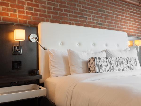 Hôtel des Coutellier : photo 3 de la chambre suite king avec salle de bains décloisonnée