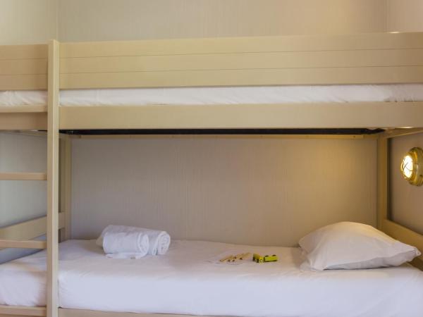 Résidence Pierre & Vacances Les Rives de Cannes Mandelieu : photo 7 de la chambre appartement 1 chambre avec coin nuit dans alcôve et terrasse ou balcon (6 personnes)