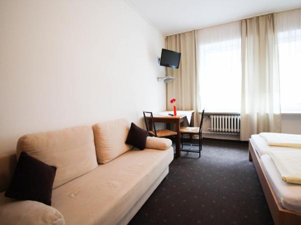 Hotel Pension am Hauptbahnhof : photo 2 de la chambre chambre double avec douche (toilettes communes)