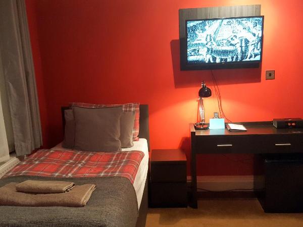 Robin 7 Lodge City Centre : photo 3 de la chambre family room with a detached private bathroom