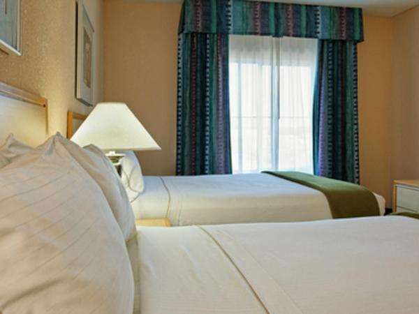 Holiday Inn Express Hotel & Suites San Antonio - Rivercenter Area, an IHG Hotel : photo 2 de la chambre chambre avec 2 lits queen-size - baignoire accessible aux personnes à mobilité réduite - non-fumeurs