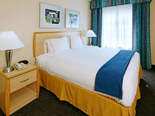 Holiday Inn Express Hotel & Suites San Antonio - Rivercenter Area, an IHG Hotel : photo 2 de la chambre suite lit king-size avec douche accessible en fauteuil roulant - accessible aux personnes à mobilité réduite