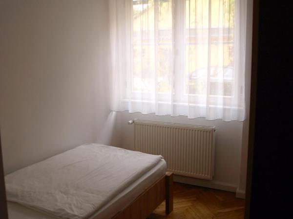 Ciszterci Szállás Pécs : photo 5 de la chambre chambre simple avec salle de bains
