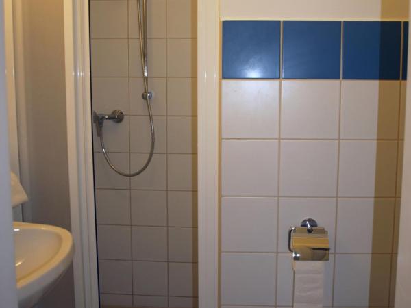 Ciszterci Szállás Pécs : photo 9 de la chambre chambre simple avec salle de bains