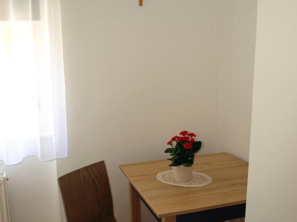 Ciszterci Szállás Pécs : photo 6 de la chambre chambre simple avec salle de bains