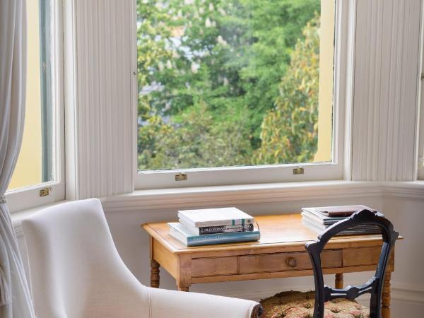 The Corinda Collection : photo 1 de la chambre chambre lit king-size - vue sur jardin - mary de middlemore spode