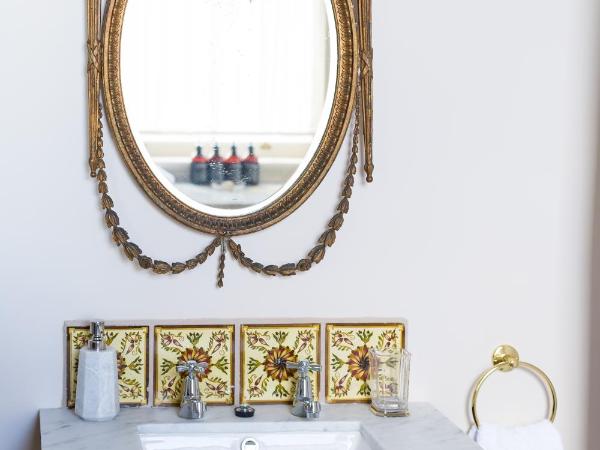 The Corinda Collection : photo 7 de la chambre chambre lit king-size - vue sur jardin - mary de middlemore spode