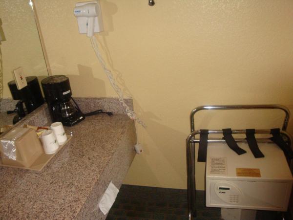 Days Inn by Wyndham Seaworld Lackland AFB : photo 4 de la chambre chambre 2 lits queen-size - non-fumeurs
