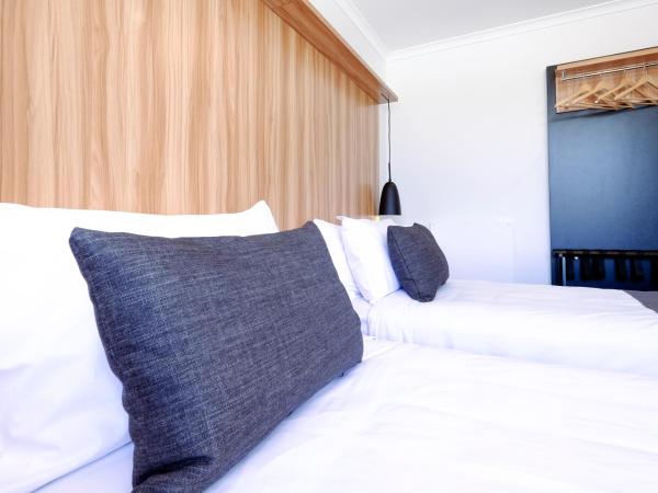 No. 9 Hotel : photo 3 de la chambre hébergement grand lit king-size ou lits jumeaux avec salle de bains privative