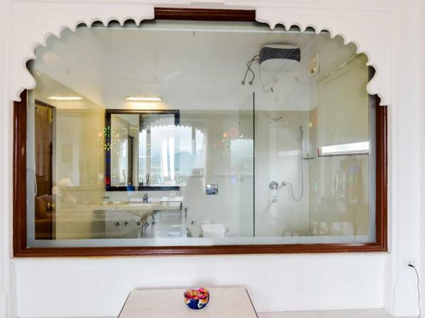 Hotel Raj Kuber : photo 10 de la chambre chambre de luxe avec vue sur le lac