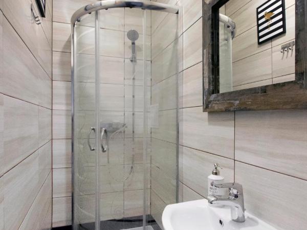 ClickTheFlat Hoża Street Apart Rooms : photo 6 de la chambre chambre double avec salle de bains commune