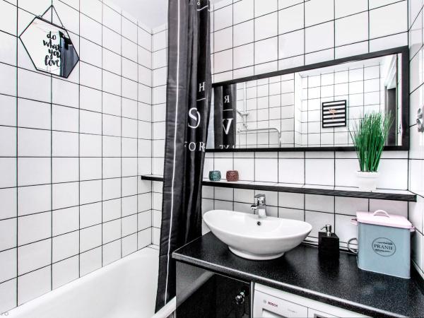 ClickTheFlat Hoża Street Apart Rooms : photo 5 de la chambre chambre double avec salle de bains commune