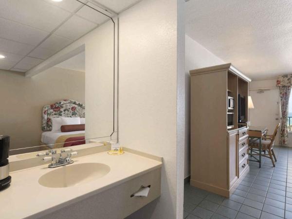 Days Inn by Wyndham Panama City Beach/Ocean Front : photo 10 de la chambre chambre avec 2 lits queen-size - vue sur plage - non-fumeurs