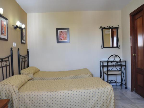 Hostal Almanzor : photo 2 de la chambre chambre triple