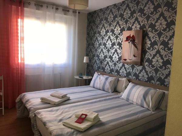Alojamientos Iruña : photo 1 de la chambre chambre lits jumeaux avec salle de bains privative