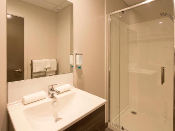 Ramada Suites by Wyndham Queenstown Remarkables Park : photo 1 de la chambre studio lit king-size avec kitchenette