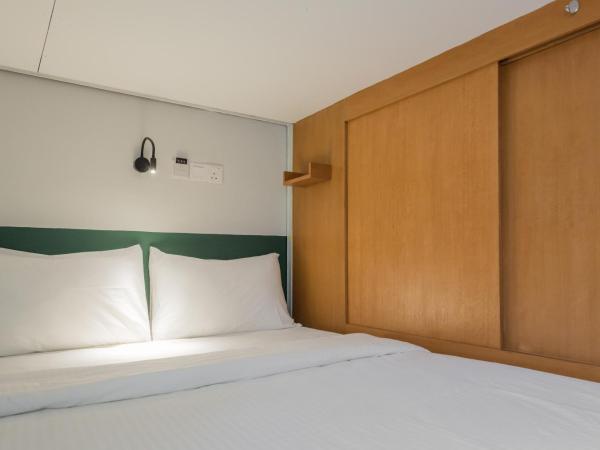 Bunk & Bilik Hotel Jalan Ipoh : photo 1 de la chambre lit queen-size superposé dans dortoir mixte