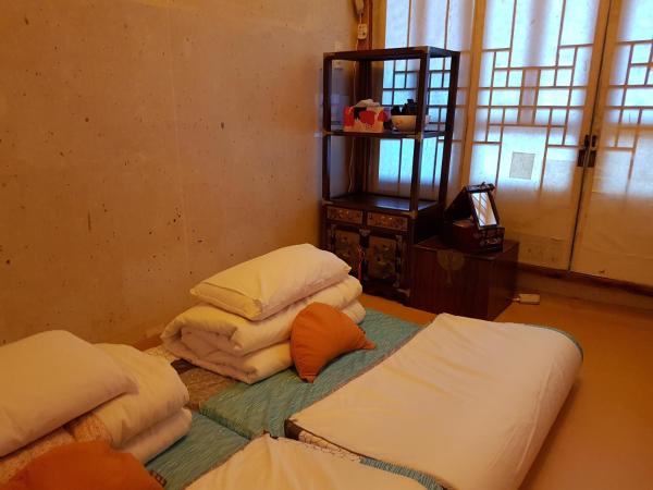 Gongsimga Hanok Guesthouse : photo 2 de la chambre chambre lits jumeaux avec salle de bains privative