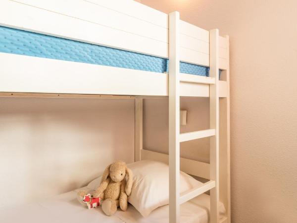 Résidence Pierre & Vacances l'Ange Gardien : photo 6 de la chambre studio avec coin nuit en alcôve, climatisation et terrasse ou balcon (4 personnes)