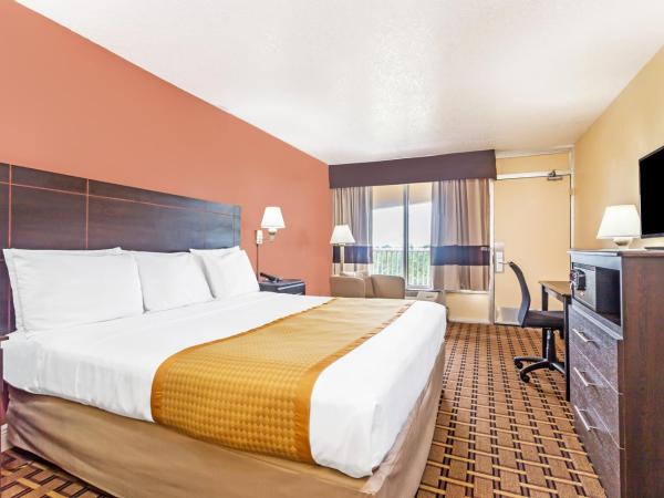 Days Inn by Wyndham Fort Lauderdale-Oakland Park Airport N : photo 1 de la chambre chambre lit king-size - fumeurs
