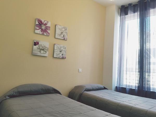 Logis Hôtel du Midi - Rodez Centre-Ville : photo 6 de la chambre appartement 2 chambres (4 adultes)