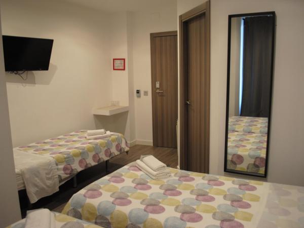 Hostal Abril Madrid : photo 1 de la chambre chambre triple