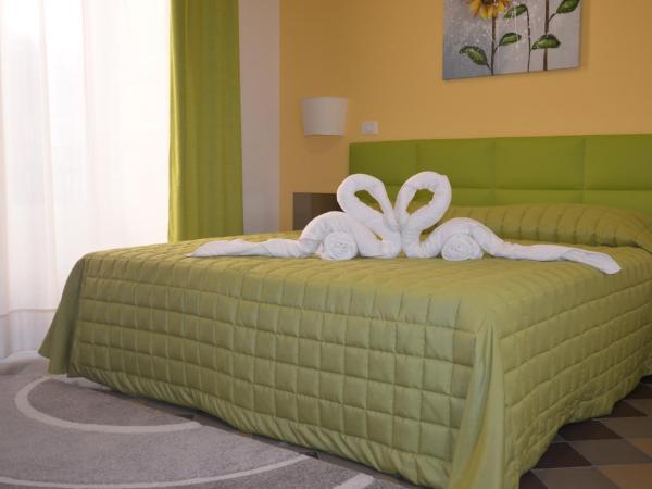 Moonlight Hotel&Suites : photo 3 de la chambre chambre double ou lits jumeaux
