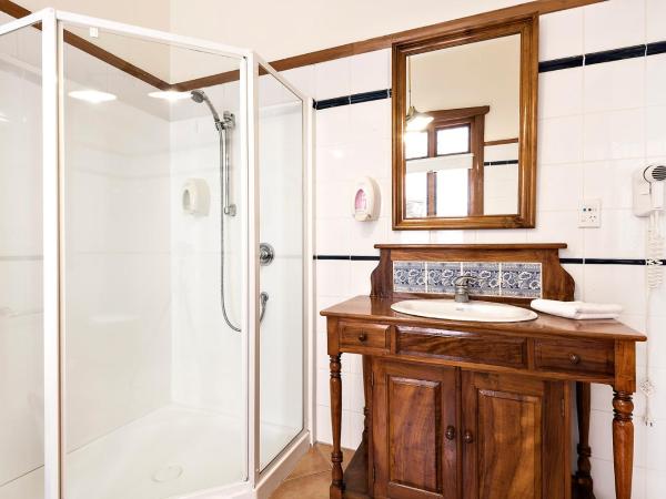 Halswell Lodge : photo 8 de la chambre chambre lit king-size avec baignoire spa - lodge