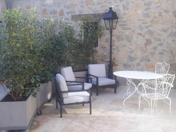 Aux charmes de grasse : photo 5 de la chambre chambre double - vue sur jardin