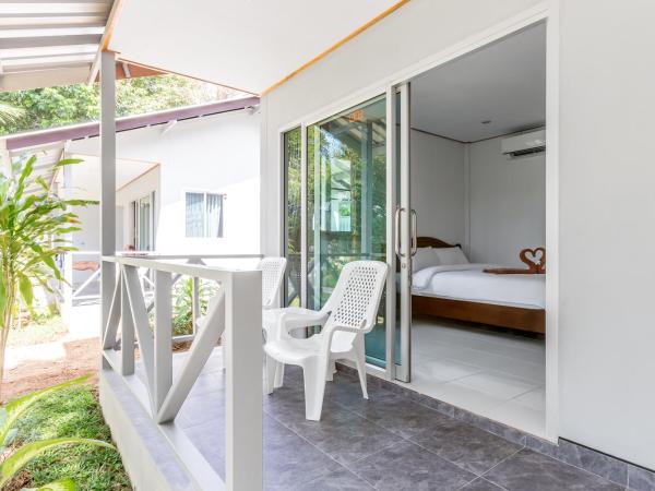 Lanta Coral Beach Resort : photo 4 de la chambre bungalow supérieur