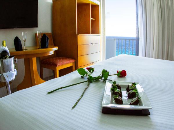 Coral Princess Hotel & Dive Resort : photo 5 de la chambre hébergement lit king-size de luxe – côté océan