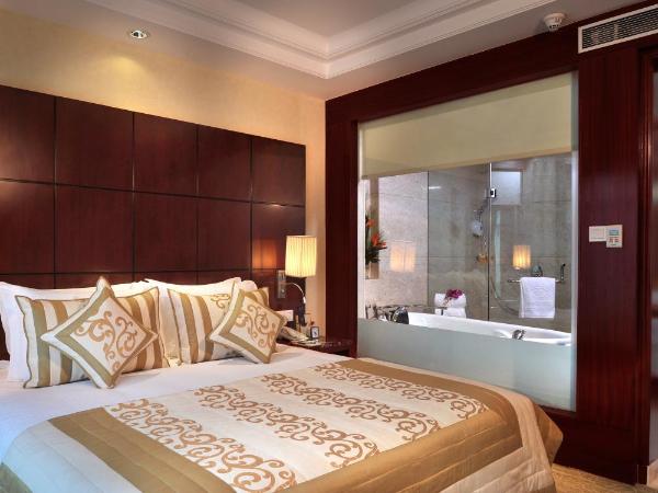 SkyCity Hotel Gurgaon : photo 2 de la chambre royal suite with 15 min head or foot massage ,2hrs conference meeting room , free night club !(subject to availability)