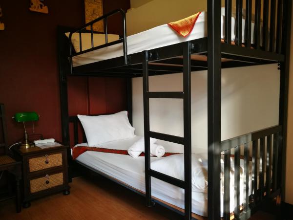 Ashi Hostel : photo 6 de la chambre chambre lits jumeaux avec salle de bains commune