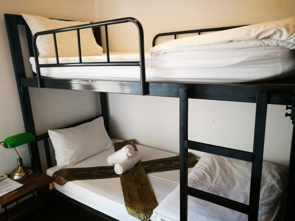 Ashi Hostel : photo 8 de la chambre chambre lits jumeaux avec salle de bains commune
