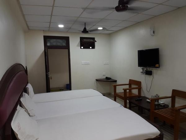 Hotel Sorrento Guest house Anna Nagar East Metro Shenoy Nagar metro budget monthly daily rooms : photo 5 de la chambre chambre triple avec ventilateur
