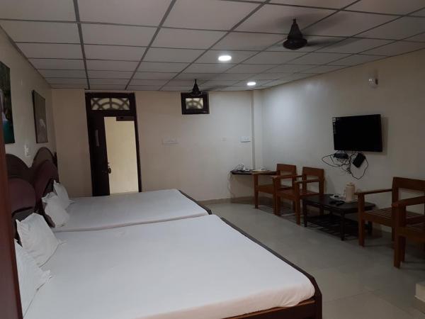 Hotel Sorrento Guest house Anna Nagar East Metro Shenoy Nagar metro budget monthly daily rooms : photo 3 de la chambre chambre quadruple deluxe