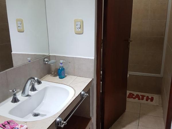 Accueillant Auberge Salta : photo 6 de la chambre chambre double avec salle de bains privative