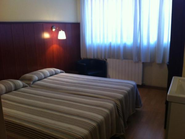 Hostal Bejar : photo 3 de la chambre chambre lits jumeaux avec salle de bains commune