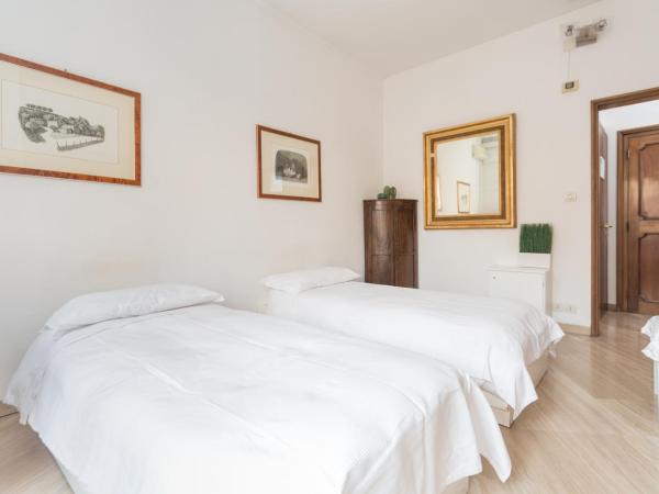 Cristina Rossi Bed&Breakfast : photo 4 de la chambre chambre lits jumeaux avec salle de bains privative séparée