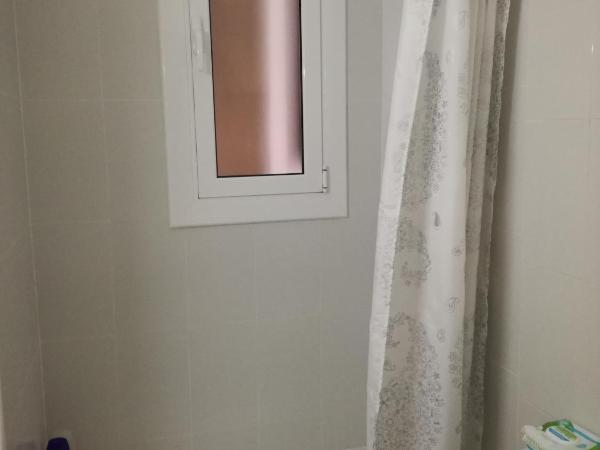 Hostal Lesseps : photo 9 de la chambre chambre simple avec salle de bains commune