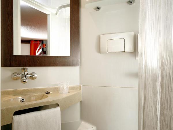 Premiere Classe Vierzon : photo 1 de la chambre chambre triple (1 lit double et 1 lit simple)