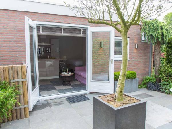 Bed & Bike Studio Amsterdam : photo 2 de la chambre chambre lit queen-size - vue sur jardin