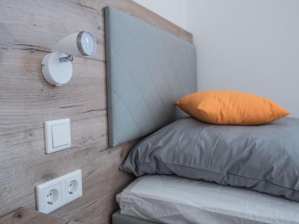 FirstSleep Boardinghouse Griesfeldstrasse München : photo 4 de la chambre appartement avec douche (3 lits)