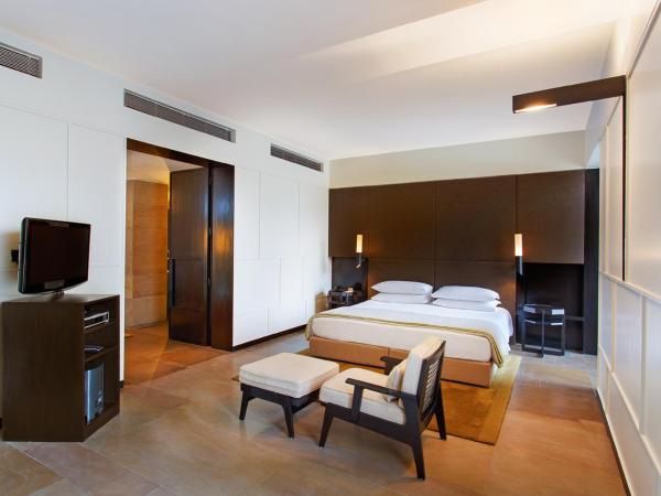 The Lodhi - A member of The Leading Hotels Of The World : photo 2 de la chambre garden terrace suite with happy hours at safari lounge 5 to 7 pm, buy 01 drink and get another drink complimentary (spirits), 1200 spa credit per booking